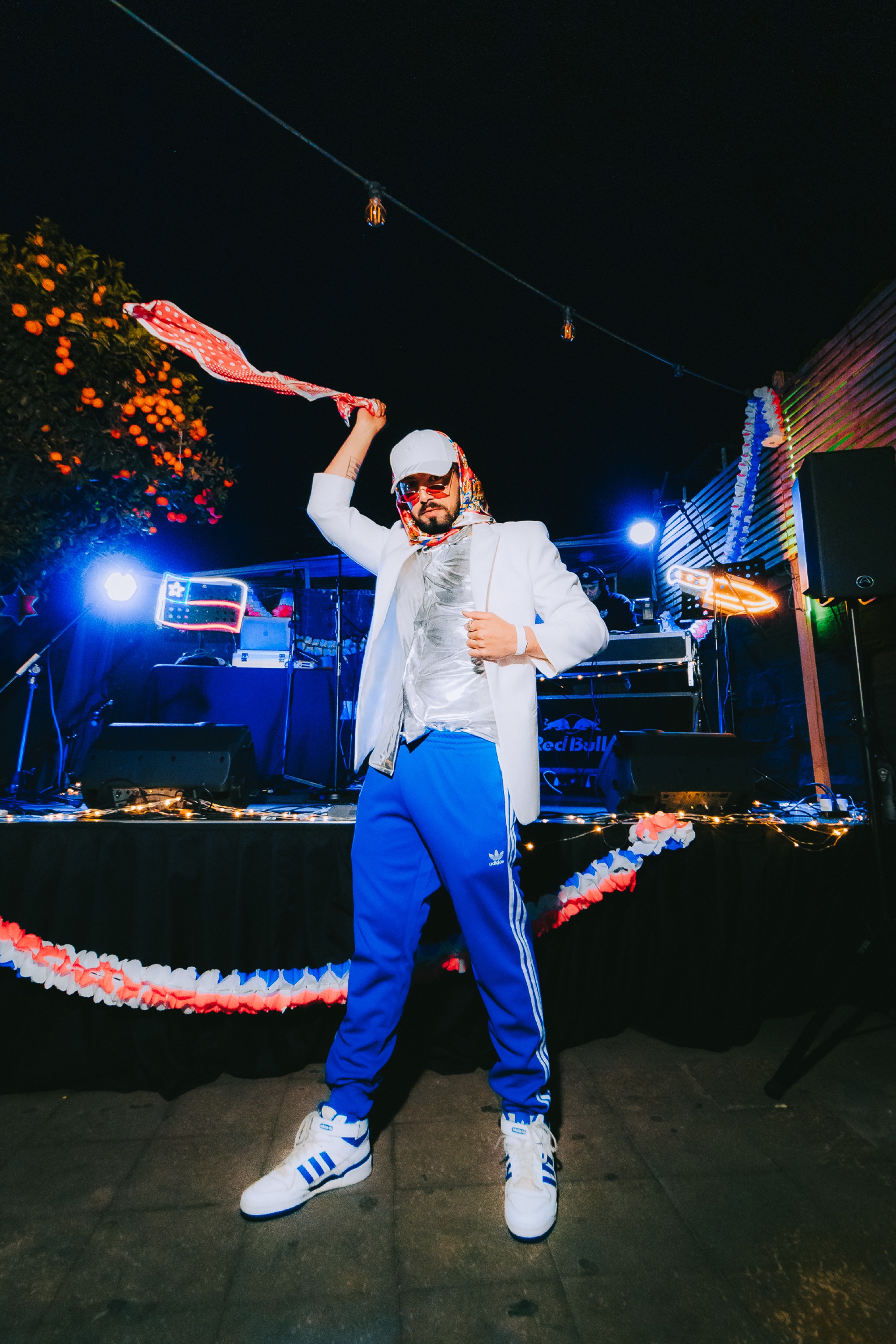 Alan Tiwas bailando cueca con pañuelo en vivo