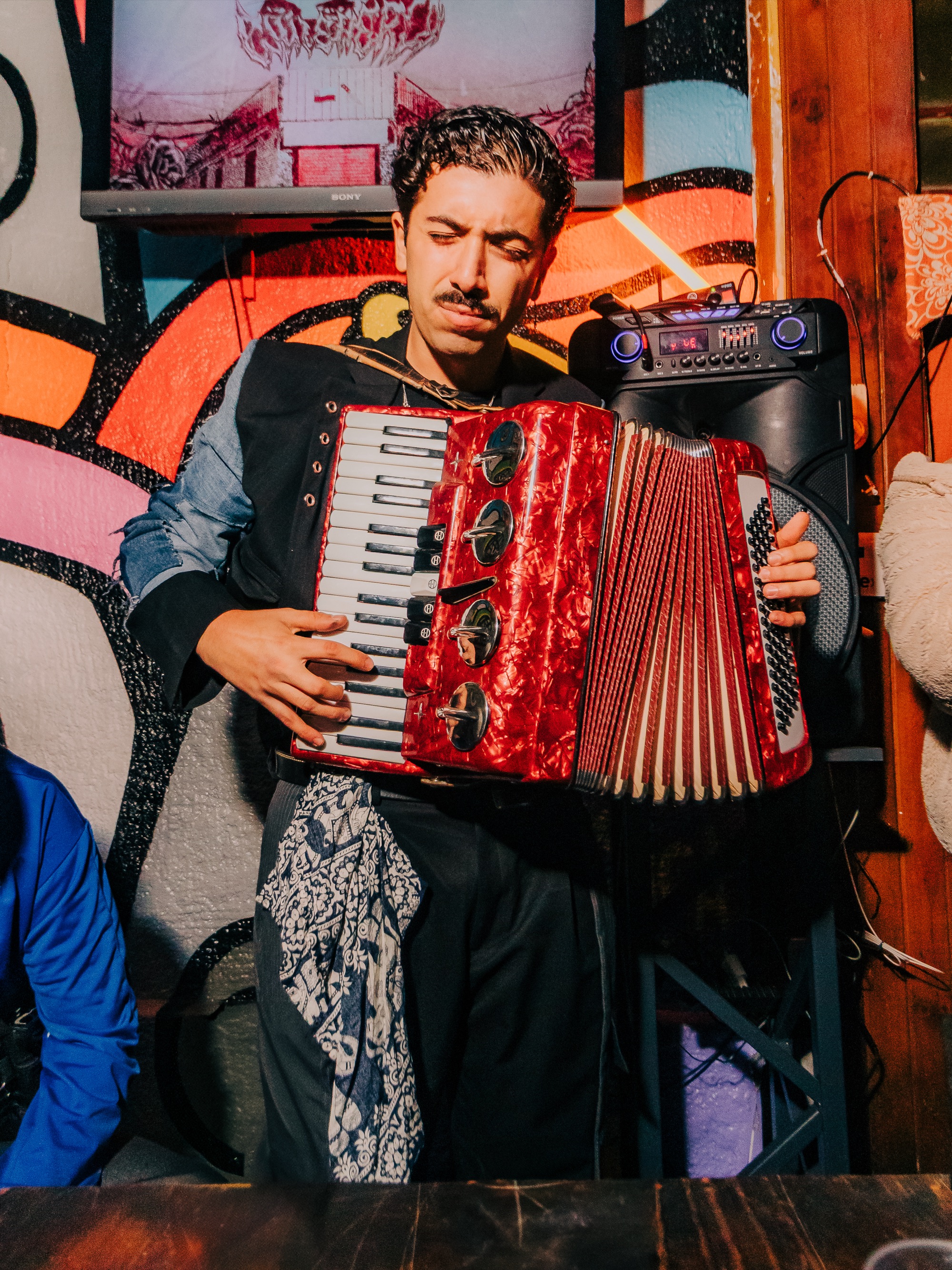 Alan Tiwas tocando acordeón