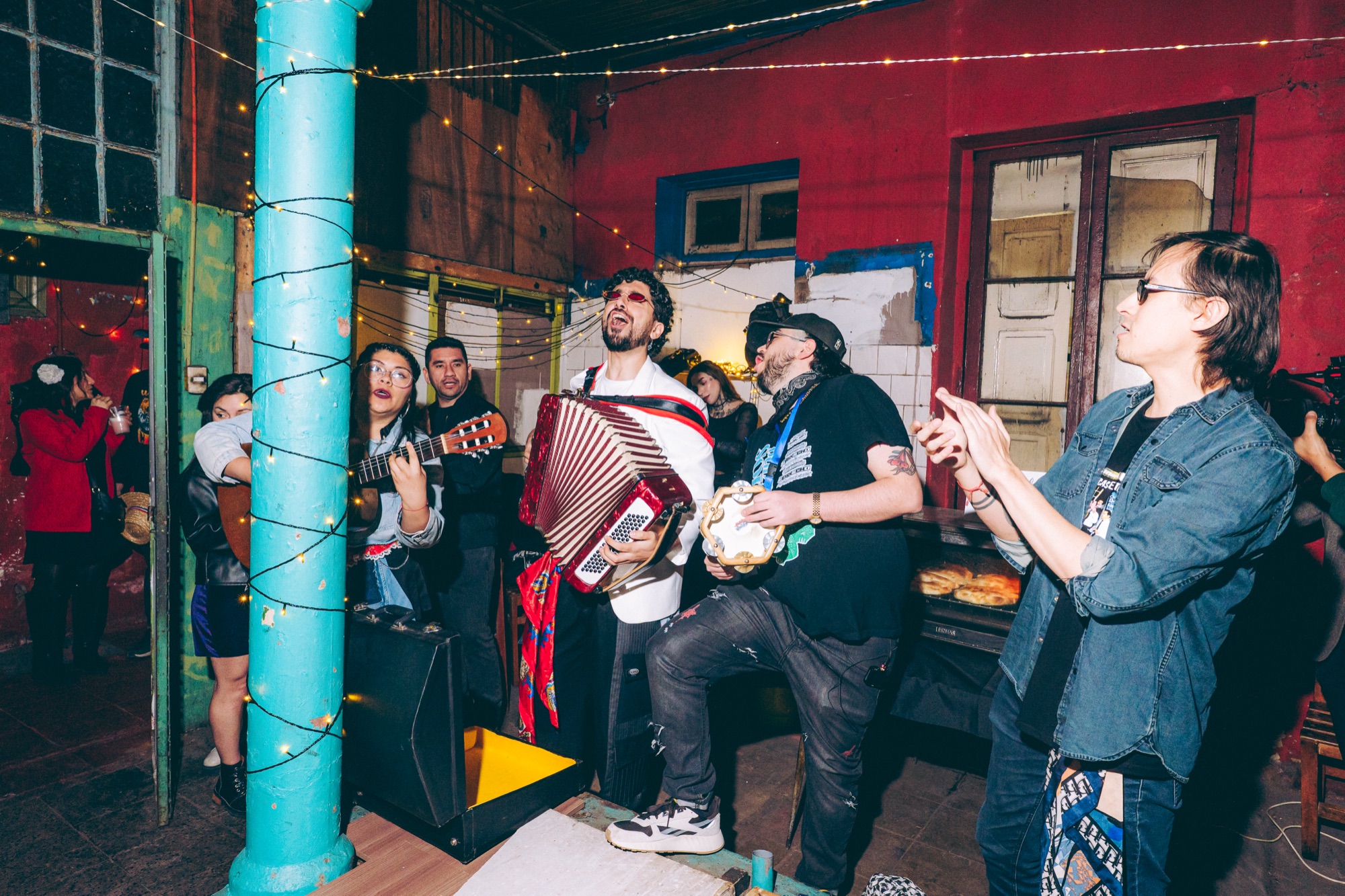 Alan Tiwas rodeado de cantores